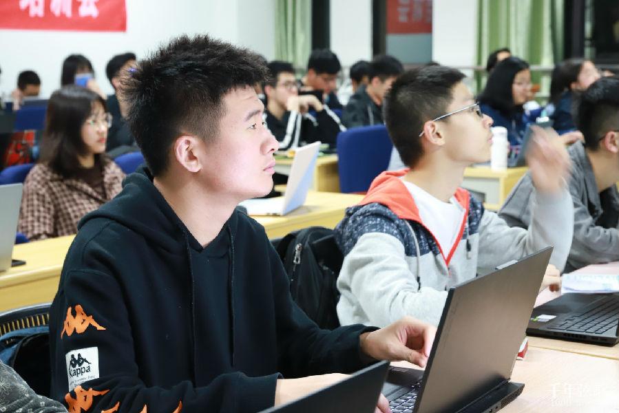 认真听讲的同学.jpg