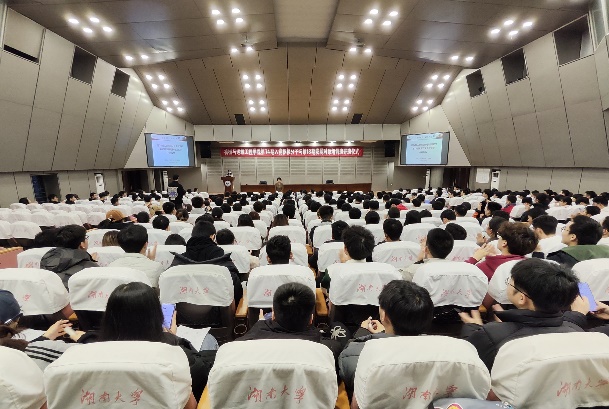 许多人在房间里中度可信度描述已自动生成 许多人在房间里中度可信度描述已自动生成