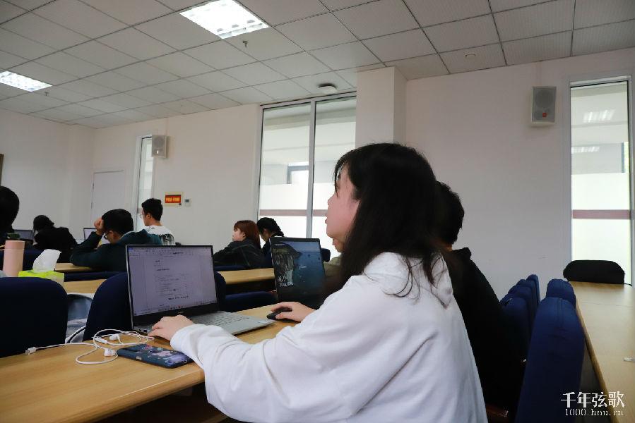 专注的同学.jpg